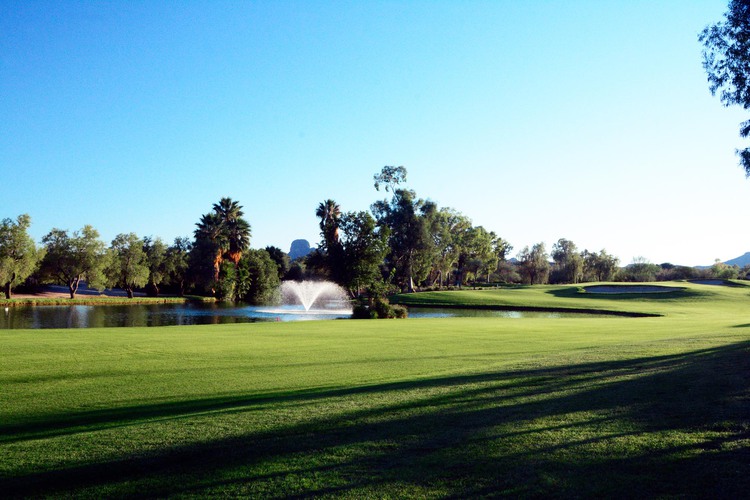 Water fountain in gold course with view of mountains in the background