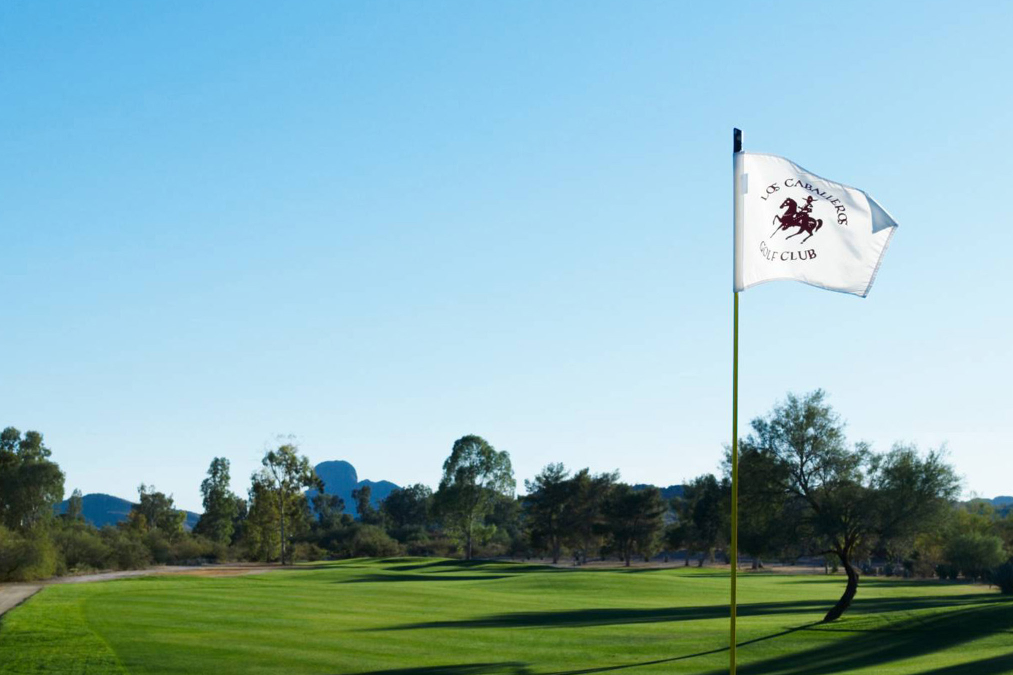 Weiße Flagge mit Los Cab-Logo auf dem Golfplatz