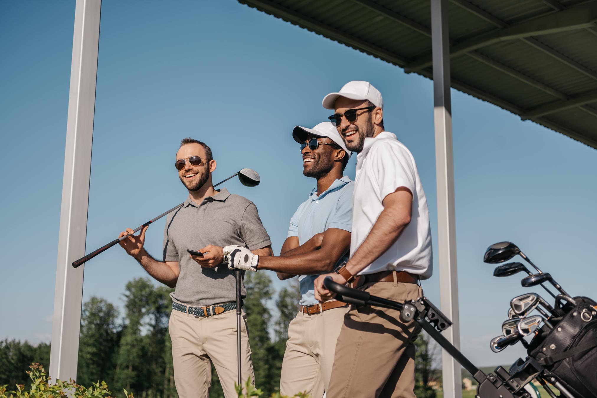 Gruppe von Jungs lächelnd auf dem Golfplatz